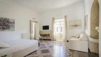 Suite, 2 habitaciones | Ropa de cama hipoalergénica, escritorio, cortinas opacas