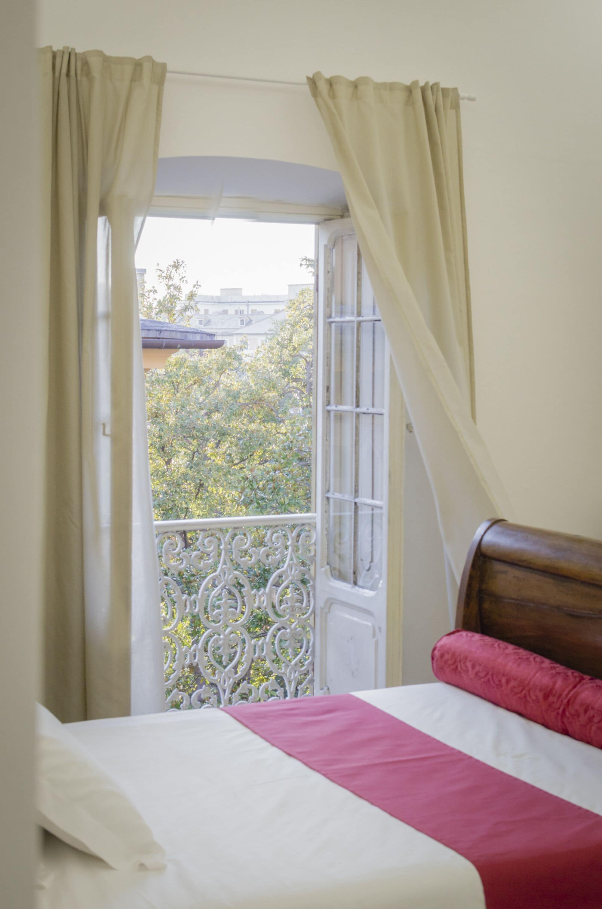 Chambre Double Confort | Literie hypoallergénique, bureau, rideaux occultants