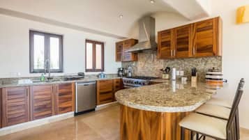 Villa familiar, 3 habitaciones | Cocina privada | Refrigerador con congelador y microondas