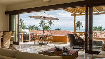 Villa familiar, 3 habitaciones | Área de sala de estar | Televisión de pantalla plana