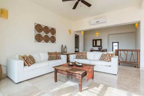 Vila família, 3 quartos | Área de estar | TV de tela plana