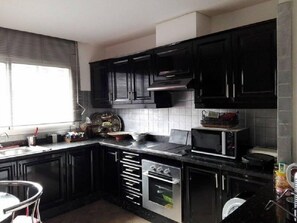 Apartamento, 2 habitaciones | Cocina privada | Frigorífico grande, microondas, horno y placa de cocina