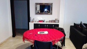 Apartment, 2 Schlafzimmer | Wohnbereich | 32-Zoll-Flachbildfernseher mit Satellitenempfang, Fernseher