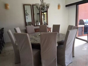 Family Villa, 4 Bedrooms | In-room dining