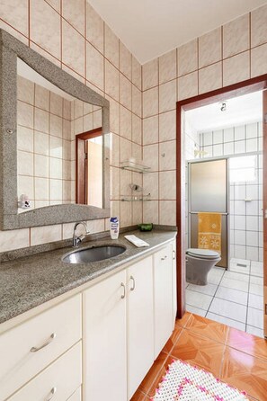 House, 4 Bedrooms | Bathroom