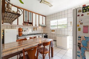 Casa, 4 quartos | Cozinha privada | Geladeira, micro-ondas, cafeteira/chaleira