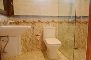 Shower, free toiletries