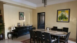 Villa, 5 soverom | Spiseområde på rommet