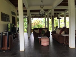 Vila tradicional, 3 quartos | Área de estar | TV LCD