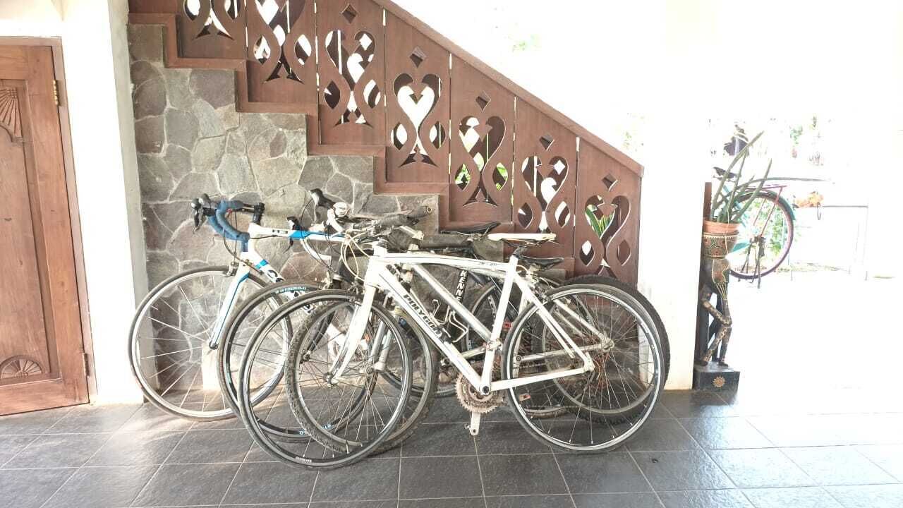 Due biciclette parcheggiate di fronte a un pannello decorativo con motivi geometrici.