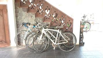 Due biciclette parcheggiate di fronte a un pannello decorativo con motivi geometrici.
