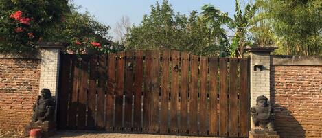 ด้านหน้าที่พัก