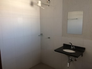 Shower, free toiletries, bidet, towels