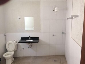 Suihku, ilmaiset hygieniatuotteet, bidee, pyyhkeet