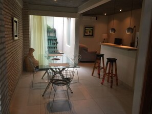 Apartamento estándar, 2 habitaciones (La Mujer Paraguaya) | Zona de estar | Una televisión de pantalla plana