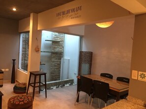 Apartamento estándar, 2 habitaciones (El Templo) | Zona de estar | Una televisión de pantalla plana