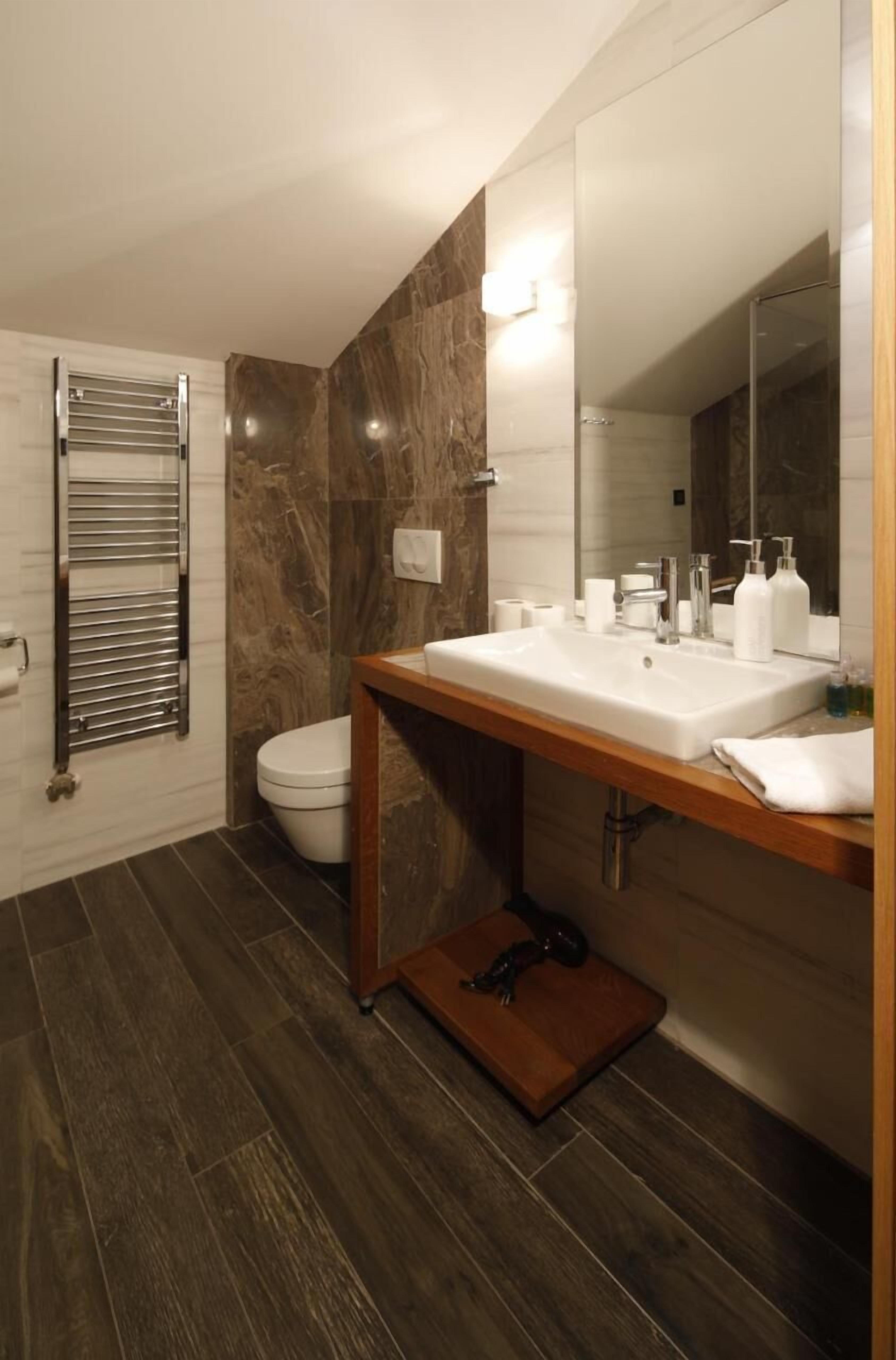 shower, free toiletries, hair dryer, bathrobes