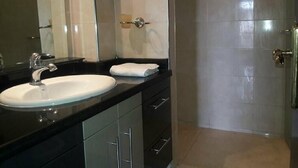 Appartamento, 2 camere da letto | Bagno | Vasca e doccia separate, vasca da bagno a immersione totale