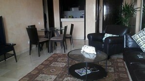 Appartamento, 2 camere da letto | Area soggiorno | TV a schermo piatto 32 pollici con canali satellitari, TV