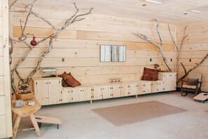 Lobby sitting area - Wellnesste Lodge and Cabin Rentals (Taberg)