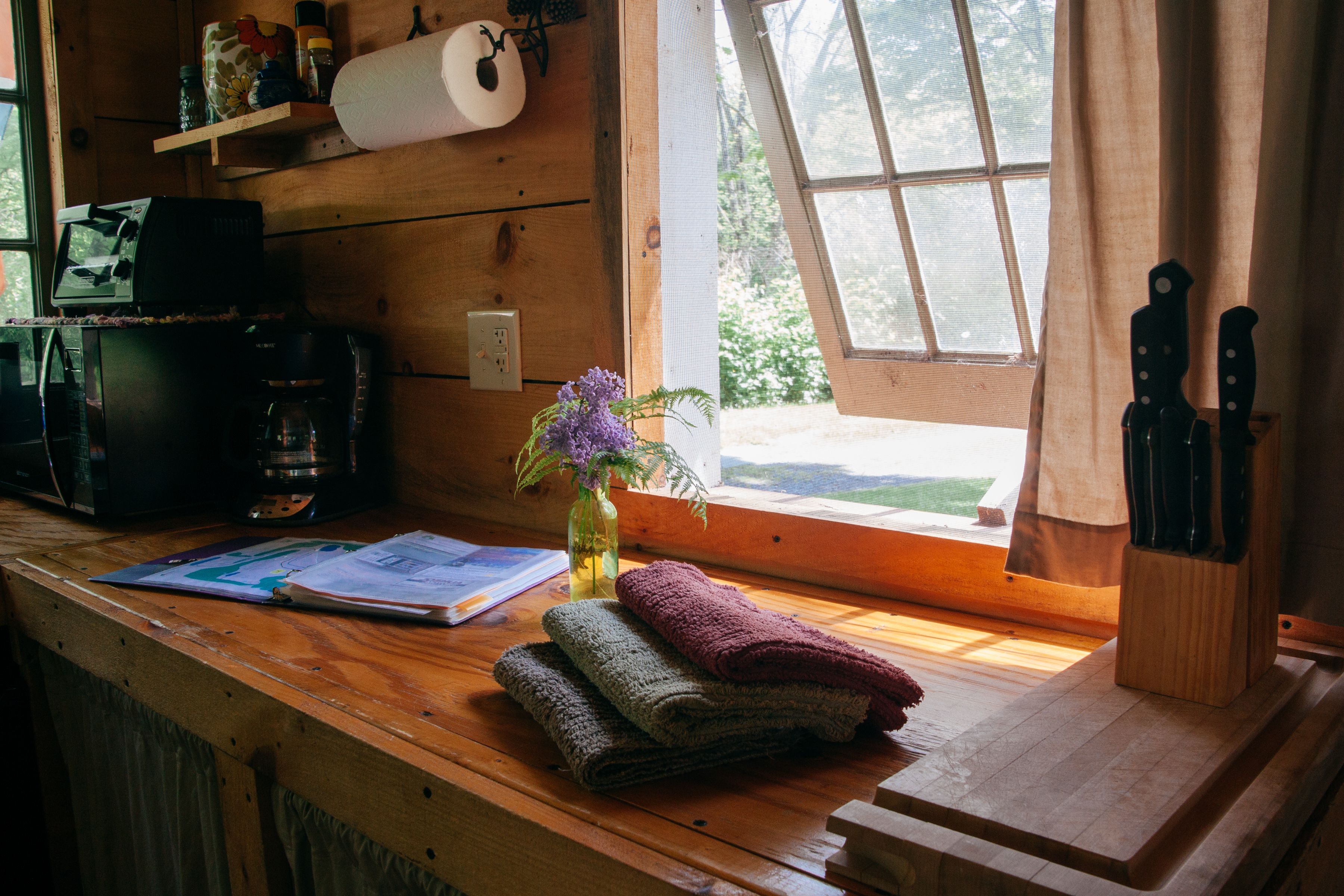 Economy Cabin, Non Smoking, Garden View | Private kitchenette | Full-size fridge, cookware/dishes/utensils