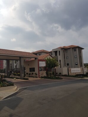Property grounds - Nova Luxury Suites Saratoga 112 (Sandton)
