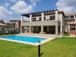 Outdoor pool, pool loungers - Nova Luxury Suites Saratoga 112 (Sandton)