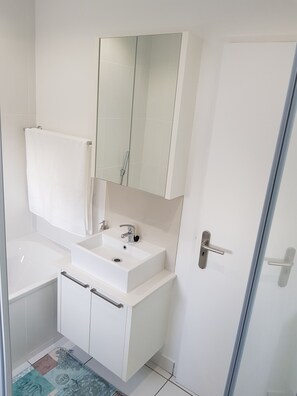 Departamento de lujo, 2 habitaciones, para no fumadores | Lavabo en el baño