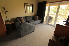 The Tack Room | Living area | Flat-screen TV, DVD player, iPod dock - Waipoua Lodge (Aranga)