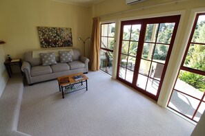 The Calf Pen Suite | Living area | Flat-screen TV, DVD player, iPod dock - Waipoua Lodge (Aranga)
