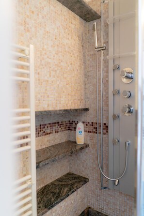 Shower, free toiletries, hair dryer, bidet - B&B Caterina (Genoa)