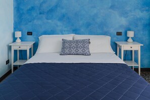 Escritorio, sistema de insonorización, wifi gratis y ropa de cama
