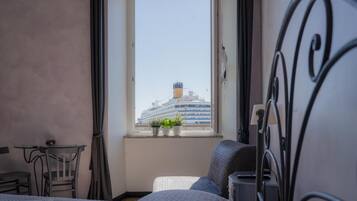 Escritorio, sistema de insonorización, wifi gratis y ropa de cama