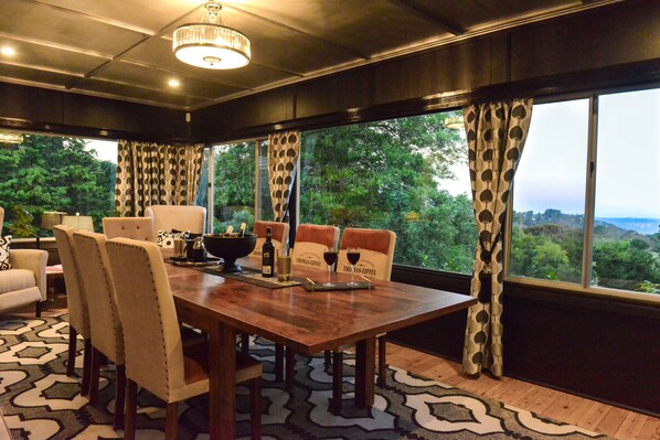 Luxury-Ferienhaus, 3 Schlafzimmer | Essbereich im Zimmer