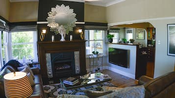 Cottage Luxe, 3 chambres | Coin séjour | Télévision à écran plat, cheminée, lecteur de DVD