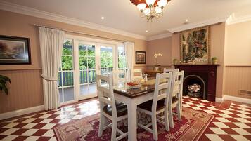 Luxury Cottage, 3 Bedrooms | In-room dining