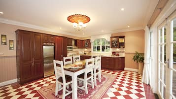 Cottage Luxe, 3 chambres | Cuisine privée | Grand réfrigérateur, micro-ondes, four, plaque de cuisson