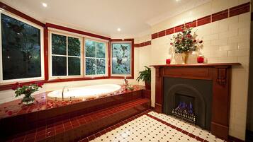 Luxury Cottage, 3 Bedrooms | Bathroom | Separate tub and shower, jetted tub, free toiletries, hair dryer