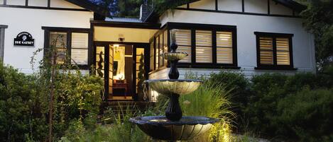 住宿正面 (夜晚)