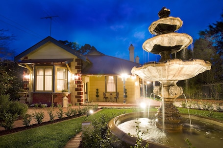 Fachada de la propiedad por la tarde o noche