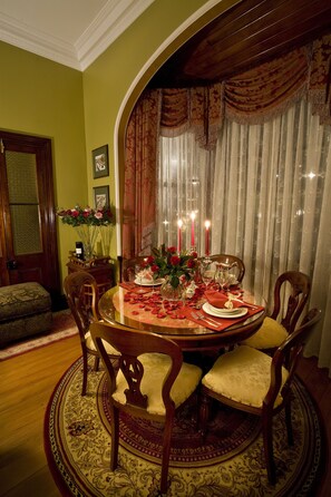 Luxury House, 4 Bedrooms | In-room dining - Varenna (Leura)