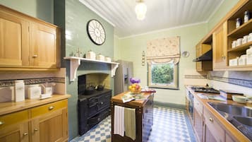Maison Luxe, 4 chambres | Cuisine privée | Grand réfrigérateur, micro-ondes, four, plaque de cuisson