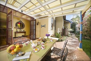 Outdoor dining - Varenna (Leura)