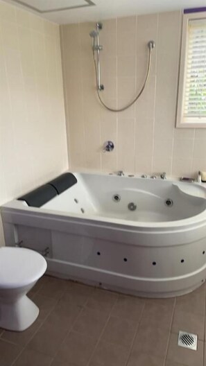 Free toiletries, hair dryer, towels, soap - Tambaridge Bed and Breakfast (Wongawallan)