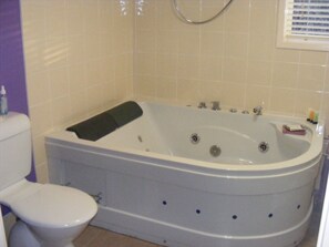Persian Suite | Bathroom | Free toiletries, hair dryer, towels, soap - Tambaridge Bed and Breakfast (Wongawallan)