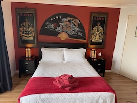 Tabla de planchar con plancha, wifi gratis y decoración personalizada 