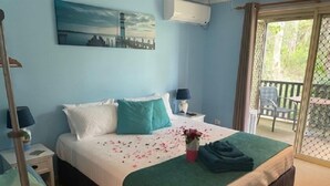 Phòng tiện nghi đơn giản, 1 giường cỡ king, ban công, quang cảnh núi