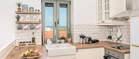House, 3 Bedrooms | Private kitchen