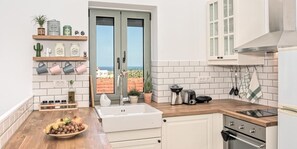 Refrigerador con freezer, horno, placa de cocina, cafetera/tetera