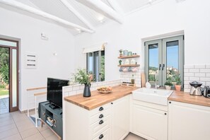 Casa, 3 quartos | Cozinha privada | Geladeira grande, fogão, cooktop, cafeteira/chaleira